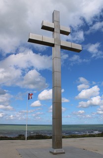 Courseulles-sur-Mer. Le drapeau français à côté de la Croix de Lorraine,  volé - Saint-Lô.maville.com