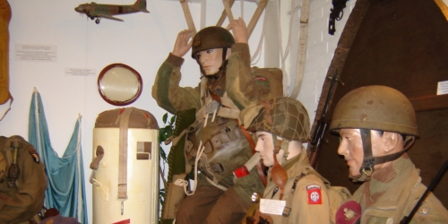 File:US WW2 Airborne paratroopers (mannequins) uniforms, helmets