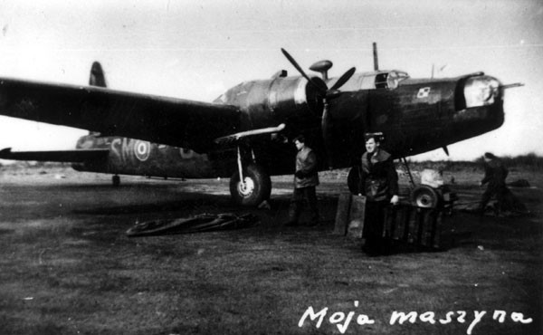 Eine Vickers-Wellington-Maschine stürzt in ein Haus voller Zivilisten